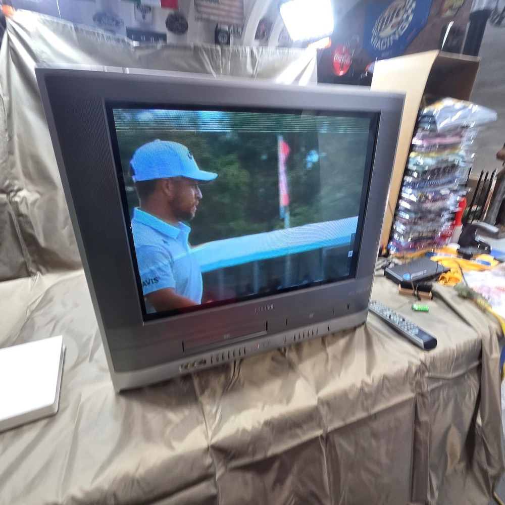 Toshiba 24 Inch CRT TV VHS DVD Combo Retro Gaming Television Need repairs